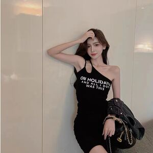 辣妹黑色吊带连衣裙女夏季2025新款修身显瘦性感露肩纯欲包臀裙子