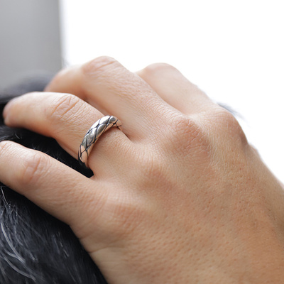 蛇链银烟熏和抛光立体精工戒指