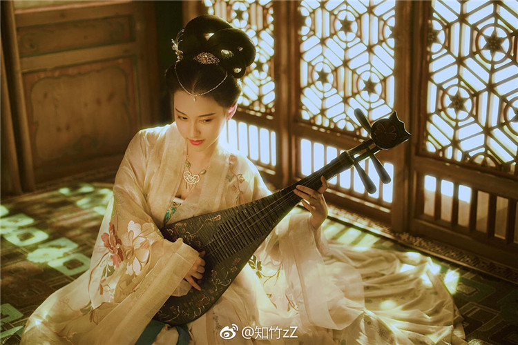 花容 簪花阁汉服定制  淡紫色印花唐制齐腰襦裙 绣花大袖衫