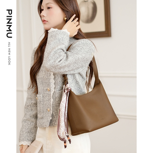 单肩腋下包包女式2025新款秋冬百搭时尚斜挎包通勤hobo女包水桶包