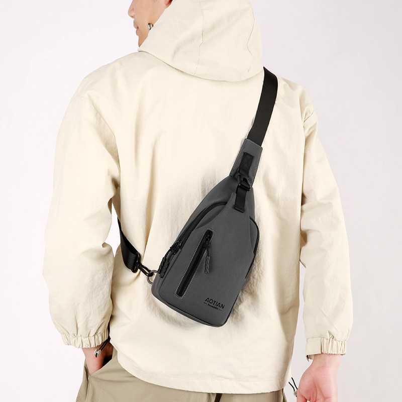 男士胸包牛津布2025新款黑色单肩斜挎包户外骑行运动男生斜背小包