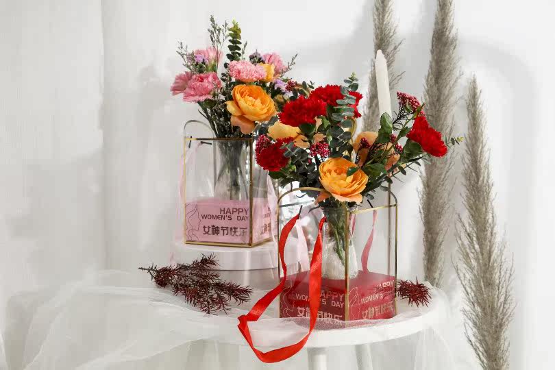 三八妇女节花艺插花手提塑料袋子粉红色小盒子带瓶子简单花束女神