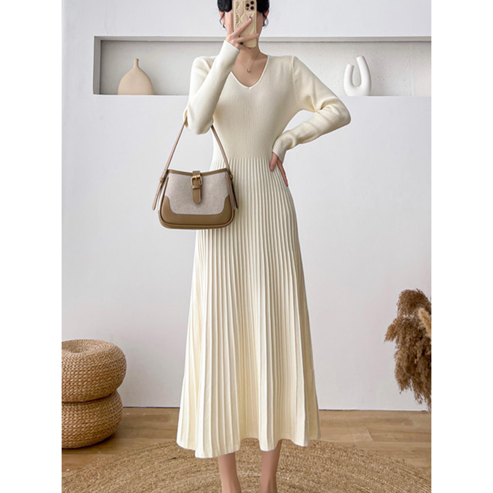 配大衣的针织连衣裙女秋冬气质名媛高级感收腰内搭a字毛衣裙长裙