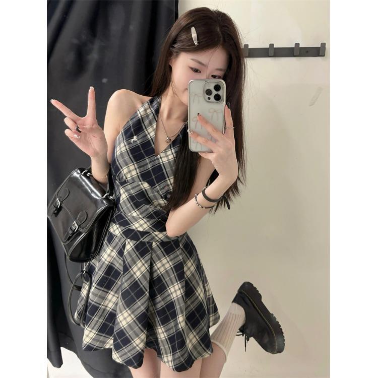 甜辣妹V领黑白格子挂脖连衣裙女夏季小个子a字裙收腰显瘦无袖短裙