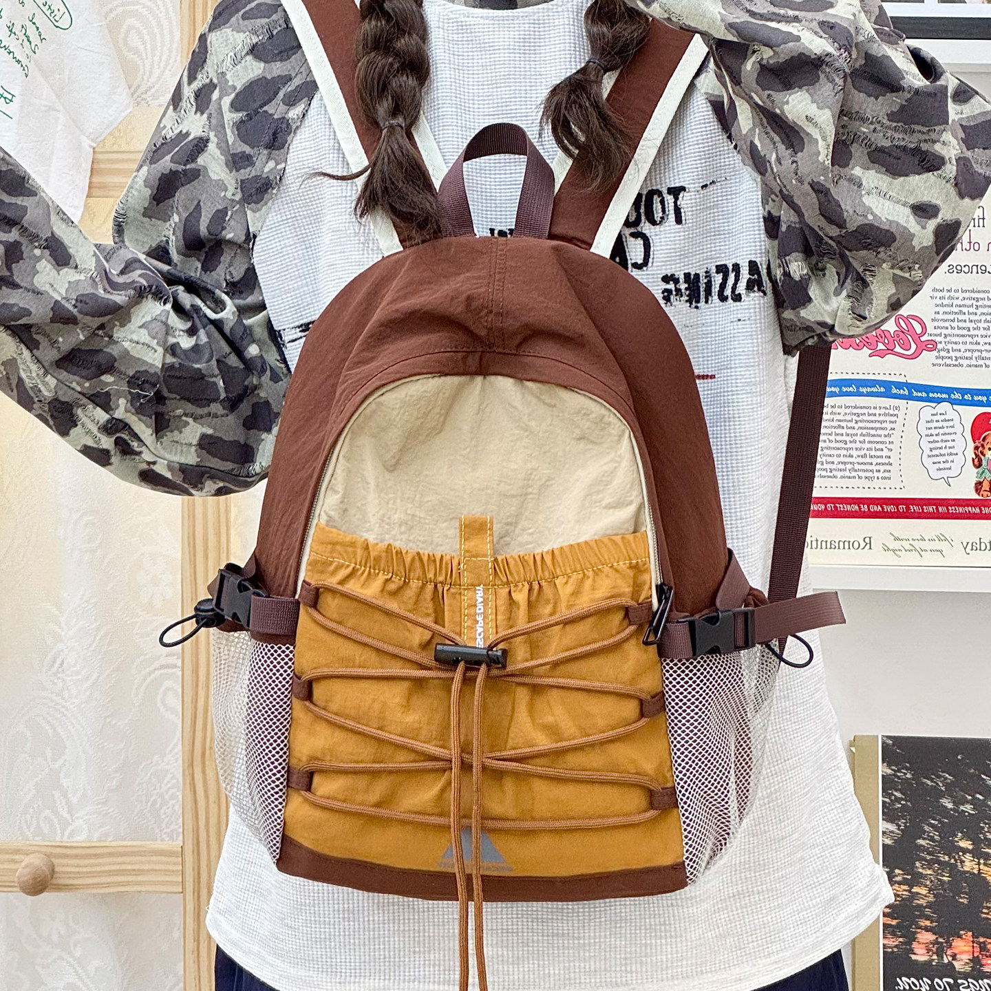户外撞色轻便登山包徒步旅行包女轻量化防泼水双肩包男书包电脑包