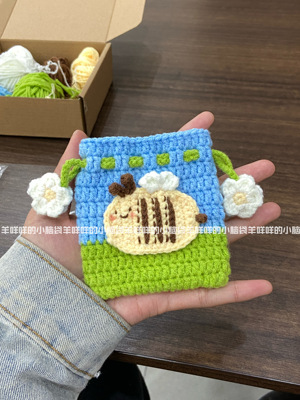 DIY春天蜜蜂耳机收纳包束口包毛线编织材料包钩针可爱实用简单