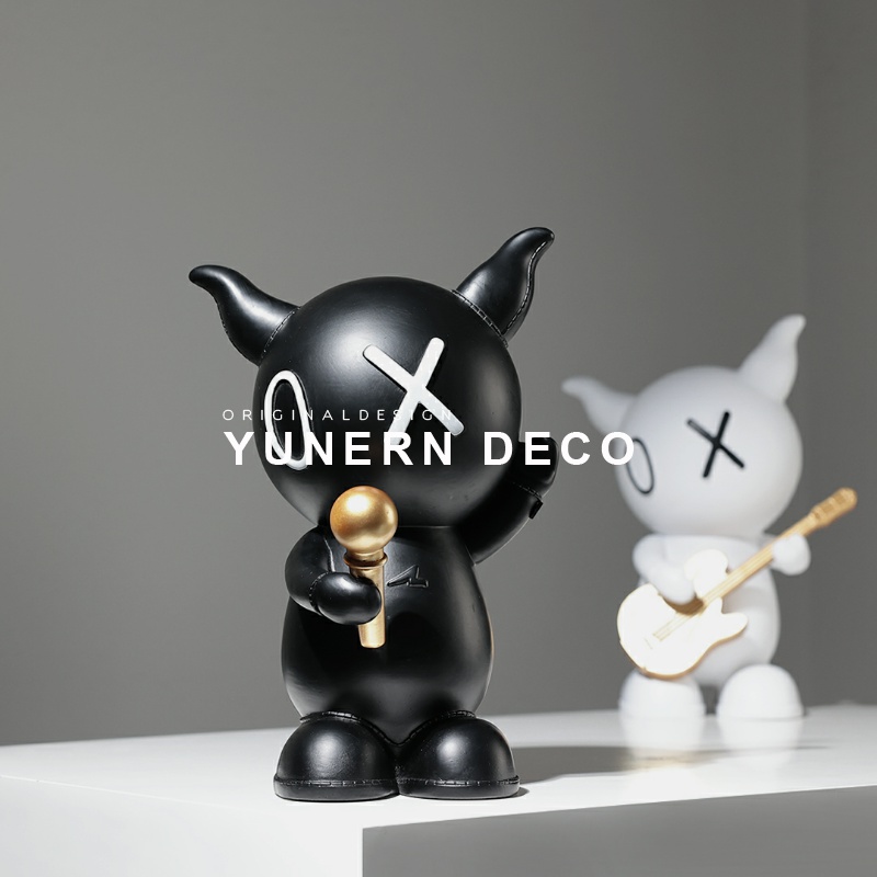 现代潮流公仔雕塑摆件样板间