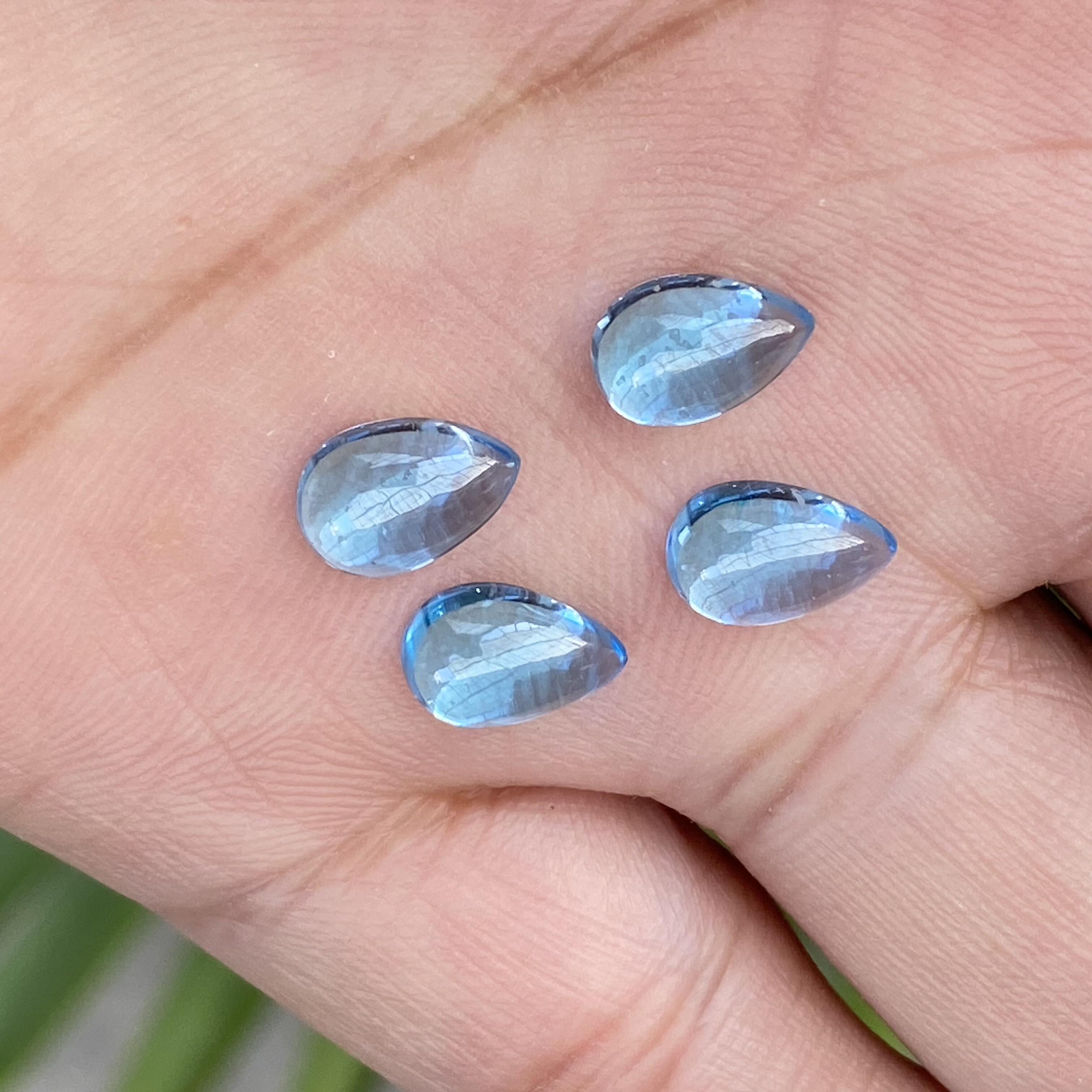 瑞士蓝素面蛋面切工天然托帕石全净体 颜色正平底水滴形 通透闪亮