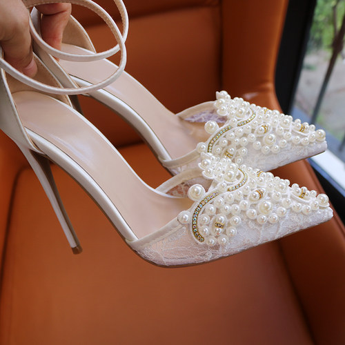 镶嵌珍珠白色尖头高跟鞋一字扣带