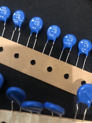 西门子压敏电阻S10K300 EPCOS压敏电阻S10K300 B72210S301K101