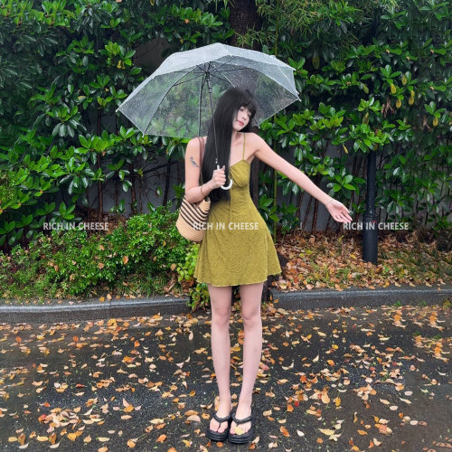 度假风简约设计吊带收腰连衣裙