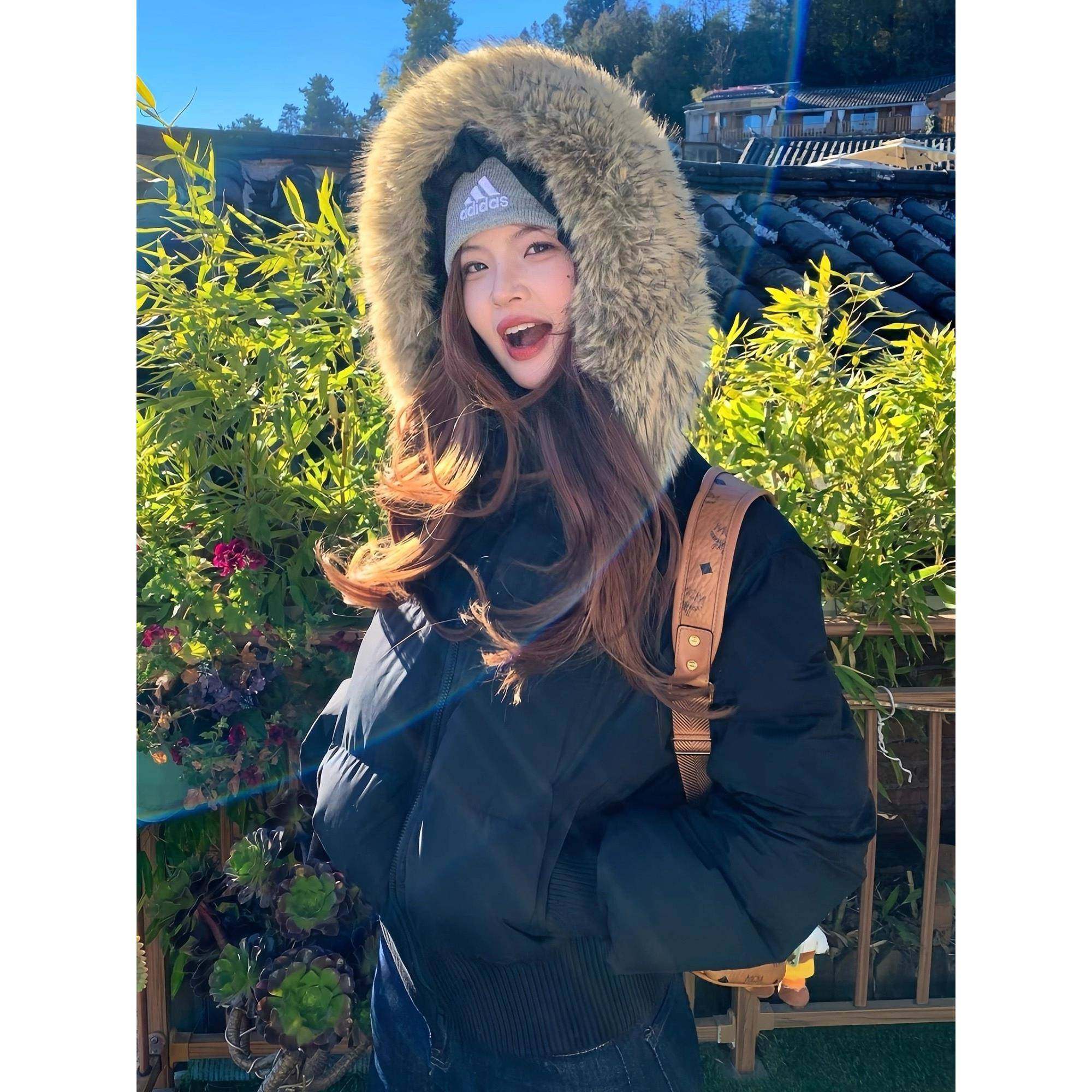 芬兰雪境收腰短款肯豆风羽绒服女2025年新款小个子大毛领冬季外套