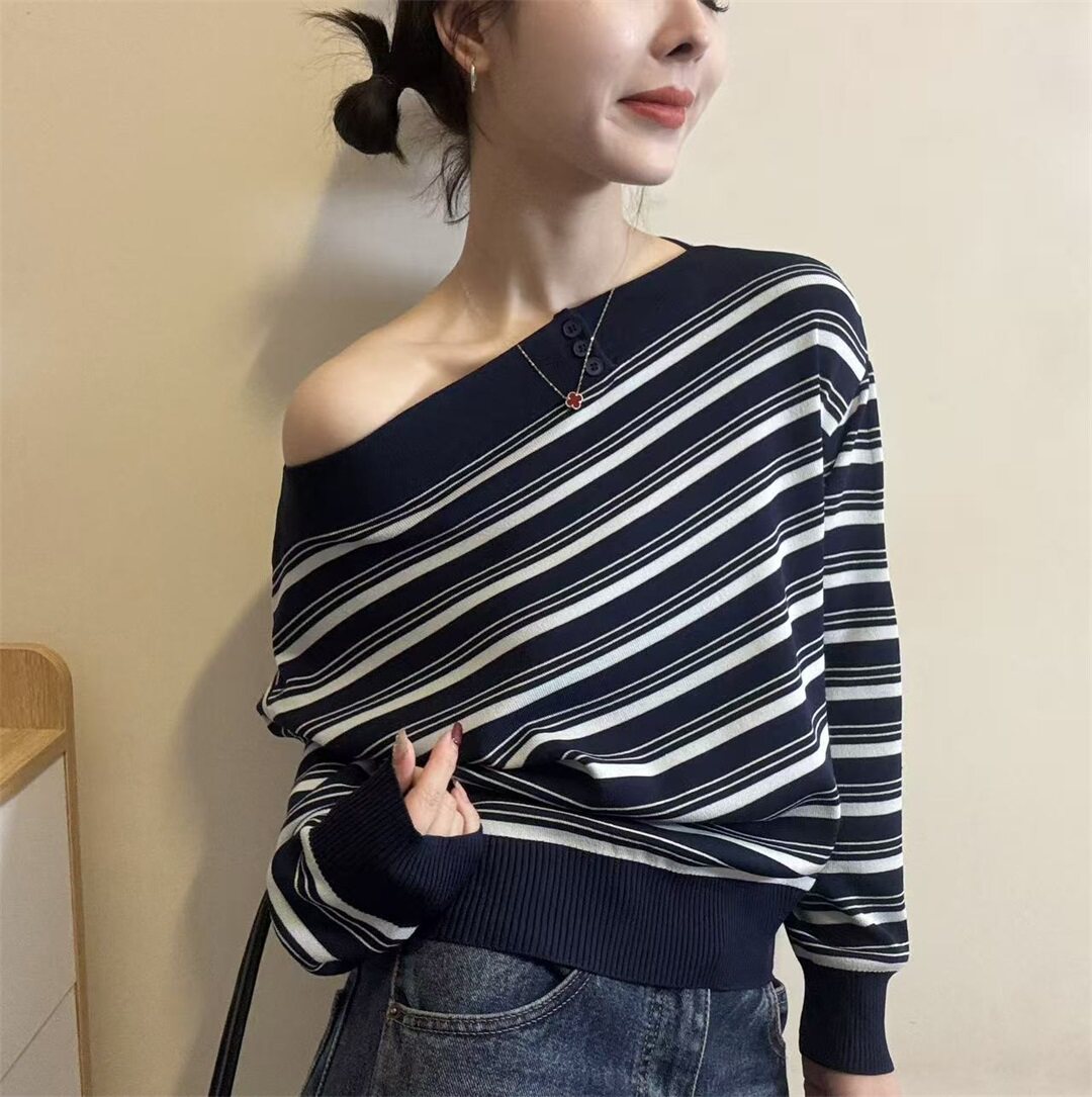 慵懒风撞色条纹斜肩细羊毛针织衫女2026春季新款露肩宽松毛衣上衣
