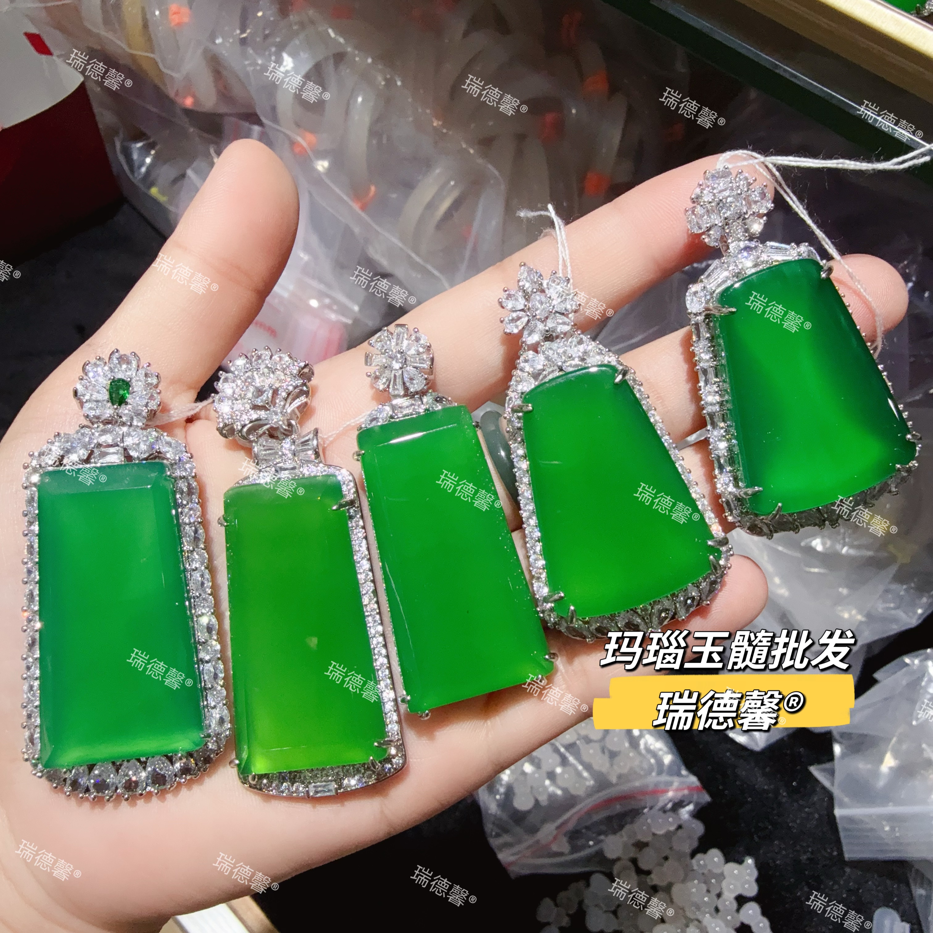 帝王绿玉髓无事牌吊坠玛瑙平安牌