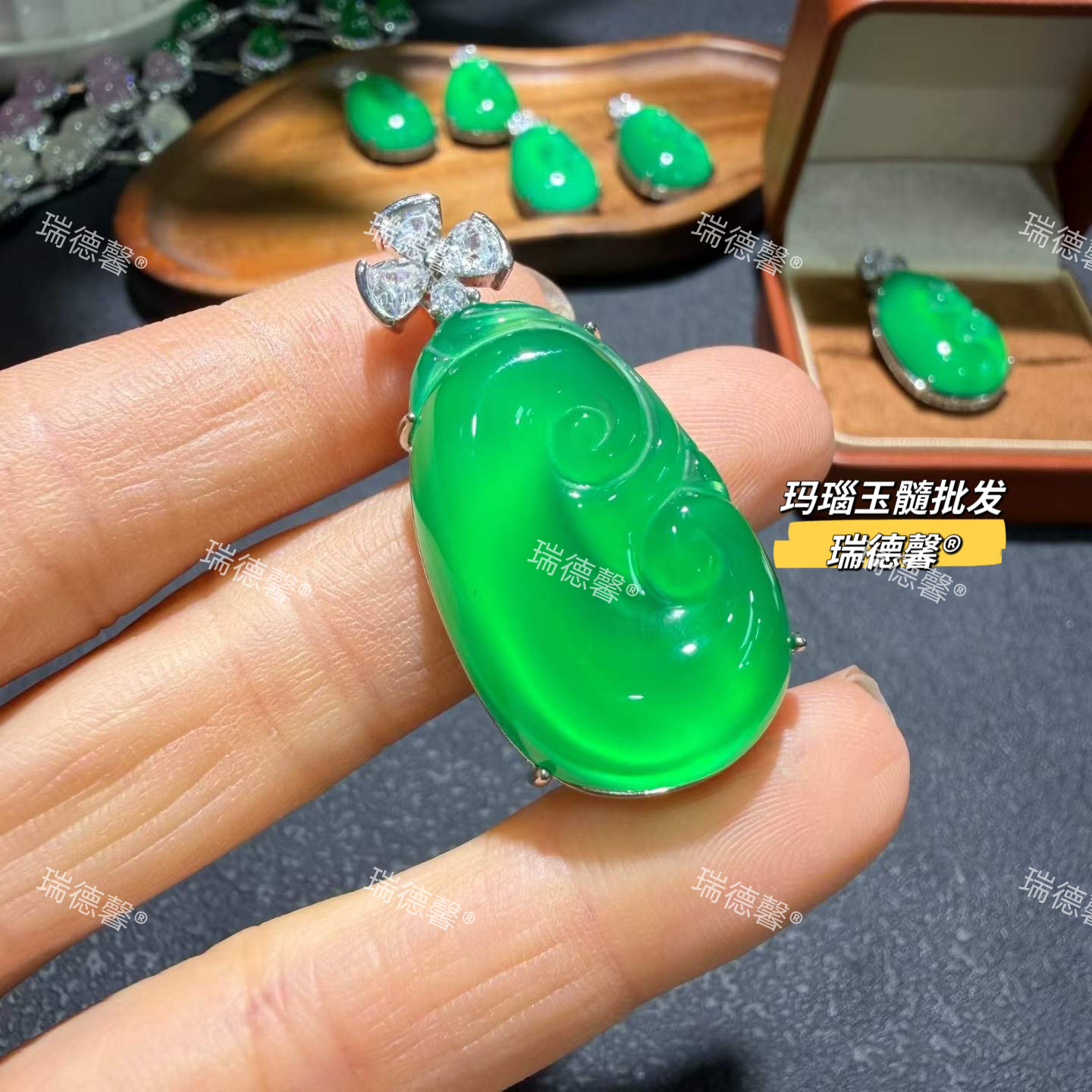 帝王绿玉髓如意吊坠玛瑙玉髓批发