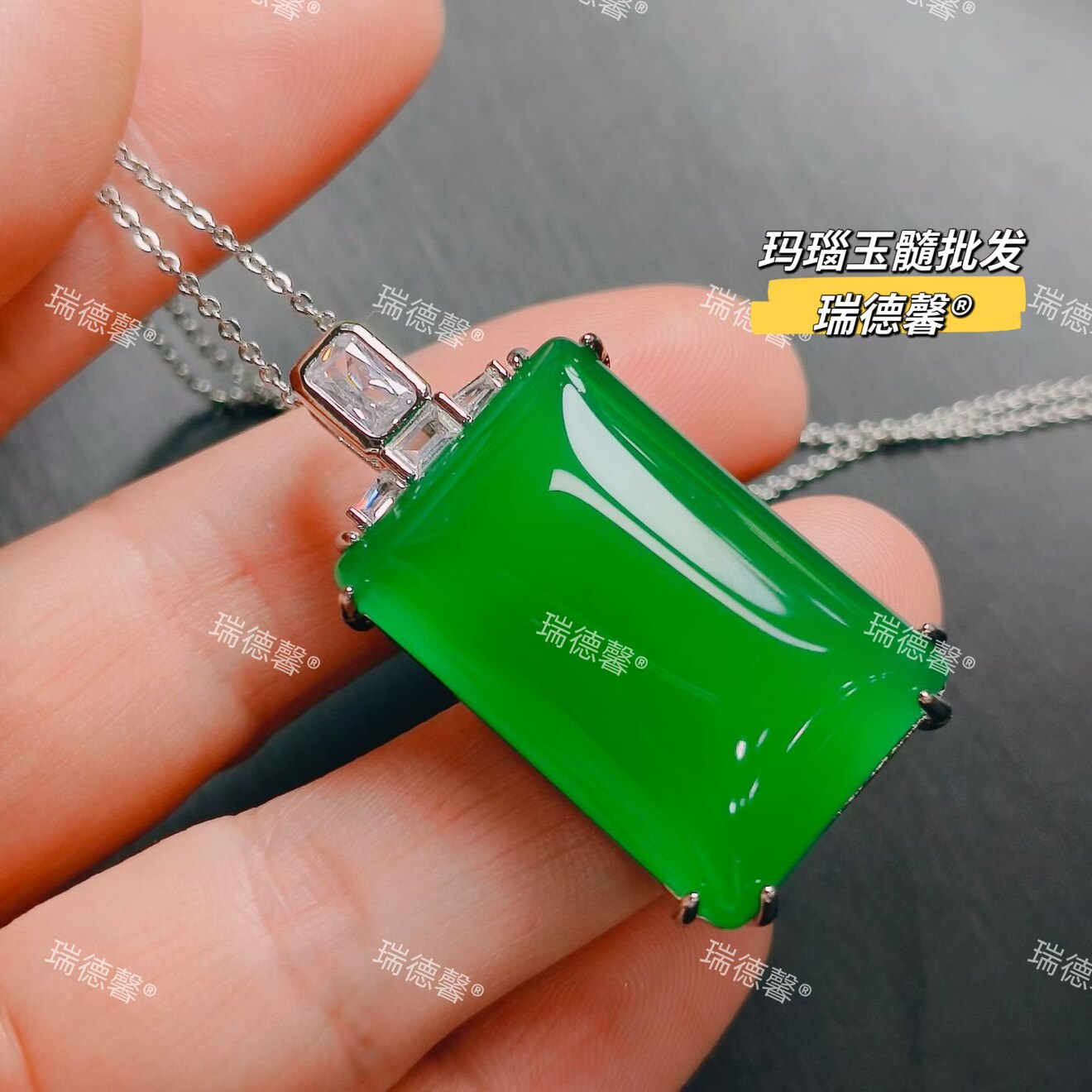 冰种绿玉髓无事牌吊坠镶嵌帝王绿翡翠色玛瑙玉项链方形平安牌挂坠