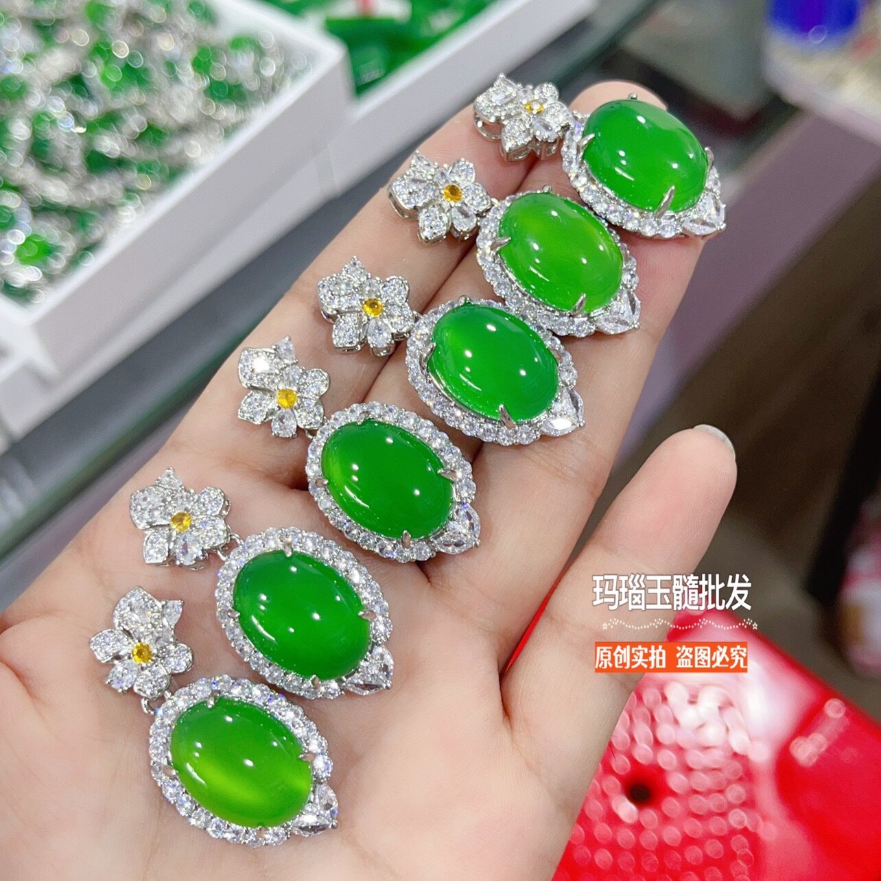 冰种巴西绿玉髓吊坠帝王绿玛瑙玉翡翠色阳绿锁骨链镶嵌蝴蝶花项链