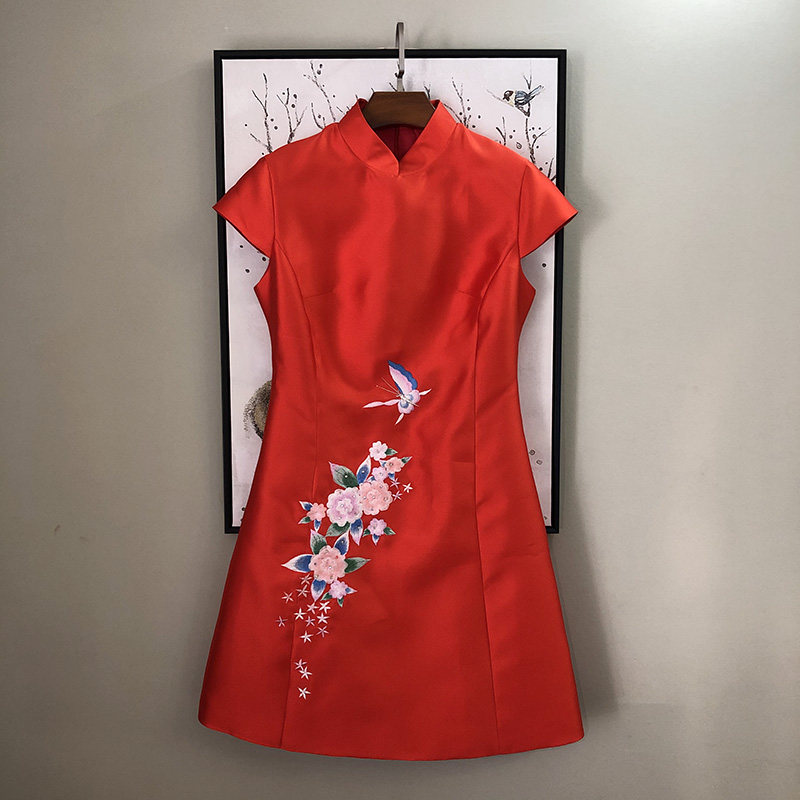 봄과 여름 새로운 새로운 중국 스타일 복고풍 자수 꽃 스탠드 칼라 반팔 슬림 기질 치파오 HANFU 드레스 여성을위한