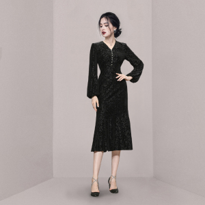 RM9642#新款气质V领钻扣灯笼袖波浪鱼尾亮丝黑色丝绒连衣裙