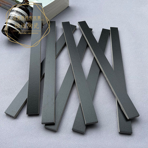 卫生间600黑色平面瓷砖腰线400