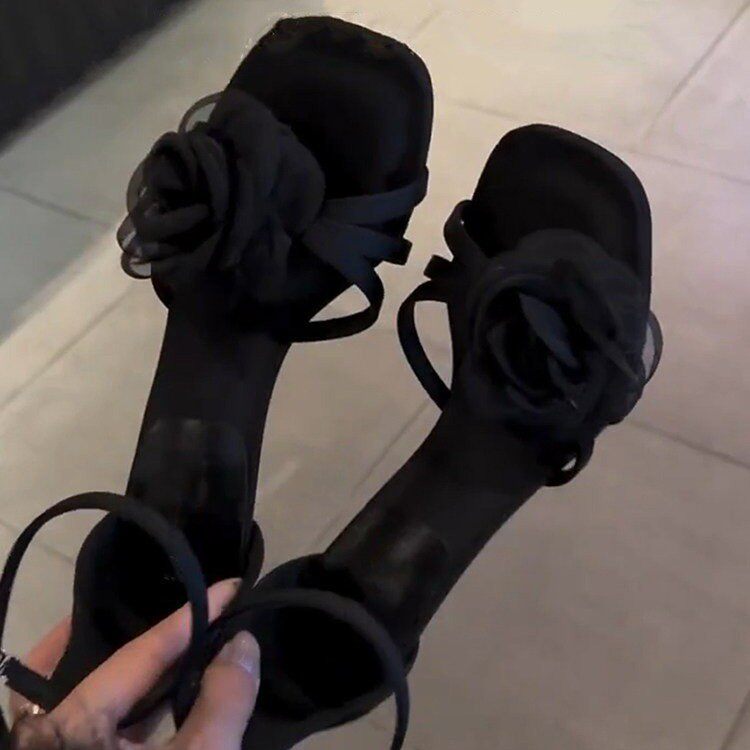 法式小众花朵一字带凉鞋女黑色方头细跟露趾高跟凉鞋