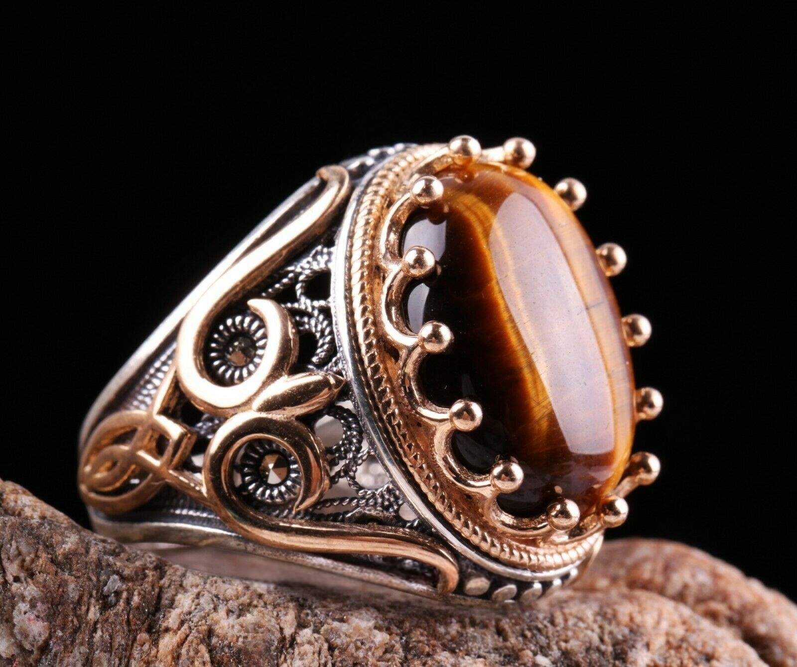 虎眼石镶嵌双色金属雕花戒指