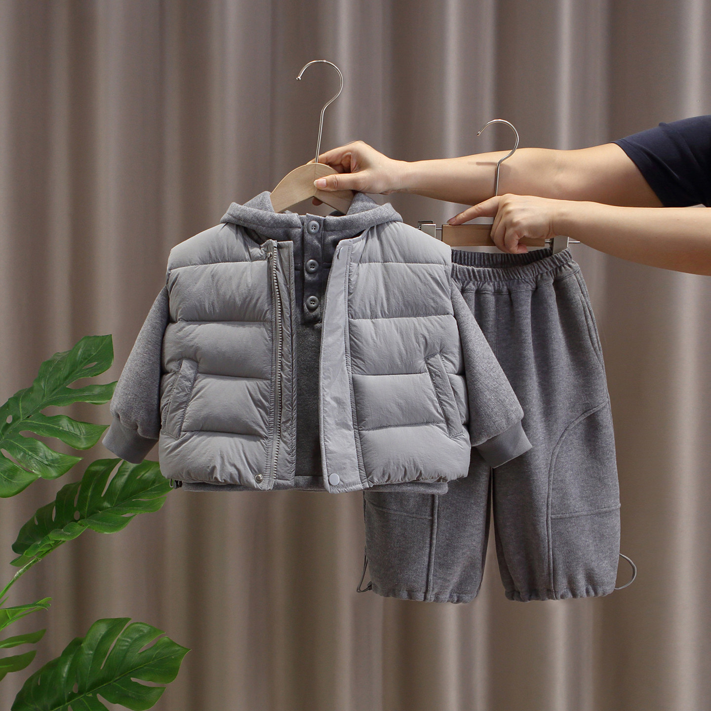 男宝冬季衣服套装男童洋气加厚马甲加绒卫衣三件套儿童保暖冬装潮