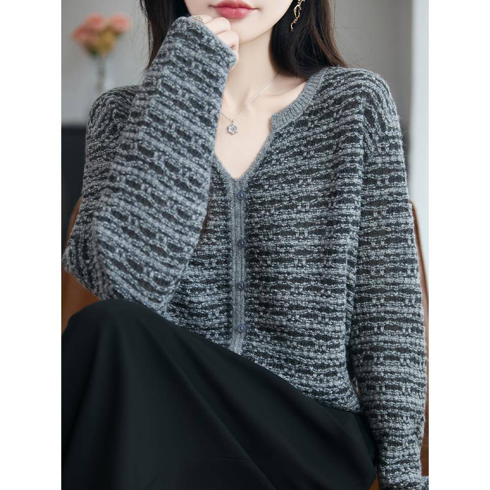 秋冬早秋V领条纹针织打底衫女2025新款秋洋气上衣大码女装毛1201u