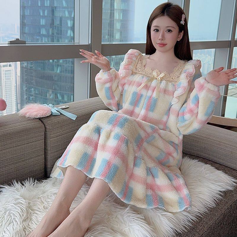 秋冬季加肥大码睡裙女新款家居服保暖珊瑚绒彩虹蕾丝甜美宽松睡衣