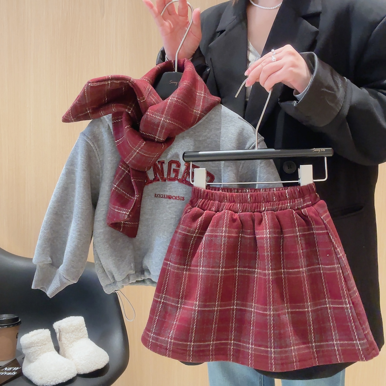 佑琦恩女童字母百搭加绒卫衣格子裙套装*送围巾2025冬款AWB052鱼