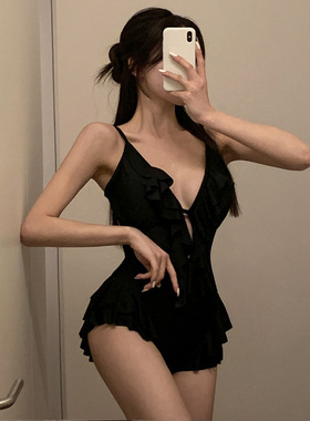 2026黑色深V荷叶边高级感纯欲风纯色连体泳衣女小胸露背温泉性感