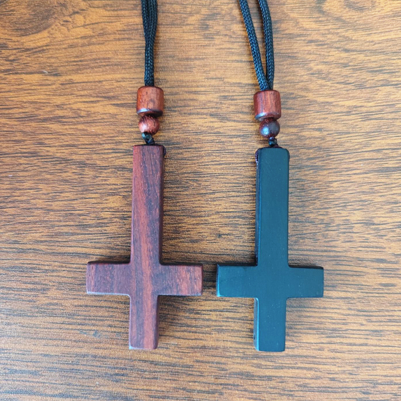 檀木雕刻倒逆十字架吊坠项链