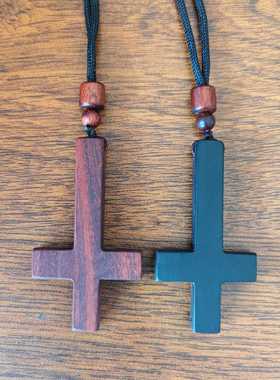 檀木雕刻倒逆十字架吊坠项链