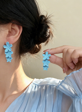 2026年新款浅蓝色花朵串耳环女甜美风手工设计耳饰气质蚊香盘耳夹
