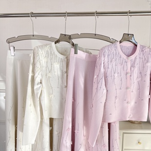 2025秋冬重工烫钻珠子绵羊毛针织开衫外套上衣长半裙套装粉白色