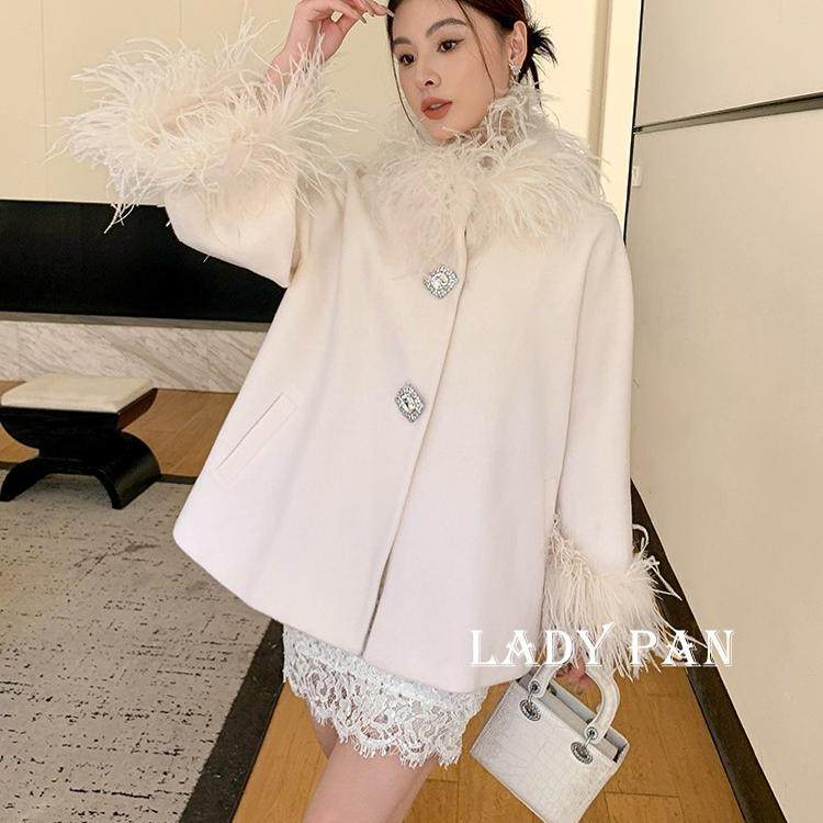 2024新款小众设计感白色粉色毛呢外套大衣女斗篷式鸵鸟毛宽松