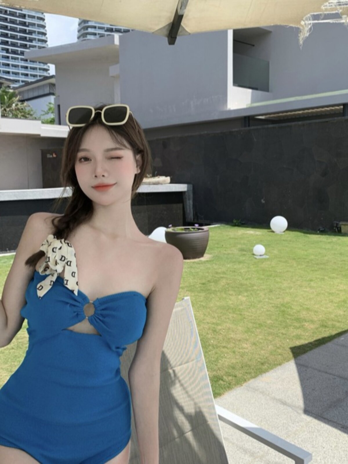 해변에서 사진을 찍으러 싼야에 갈 때 적합한 옷입니다. 보수적이고 상큼하며 날씬한 점프수트입니다
