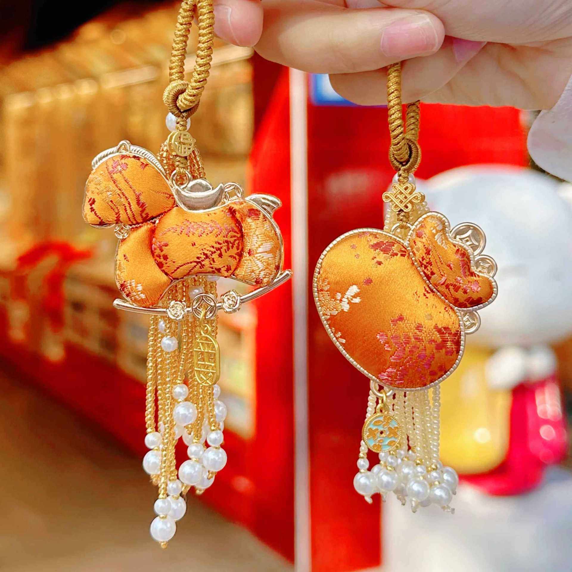 杭州抱富钱袋子马年抱富宋锦珍珠流苏挂件包挂钥匙扣文创挂件礼品,服饰配件/皮带/帽子/围巾,包挂件,淘宝优惠券,粉丝福利购,淘宝优惠卷