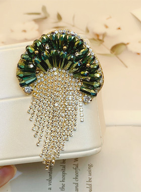 瀑布流苏水母胸针女高档2023年新款奢华胸花气质别针西装礼服配饰