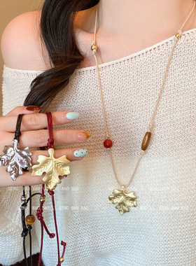 轻奢高级感枫叶吊坠项链女款2026新款红挂绳吊坠长款装饰配饰项饰