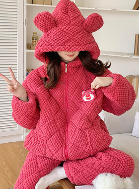 睡衣女冬季三层夹棉加绒加厚卡通草莓熊珊瑚绒连帽超厚家居服套装