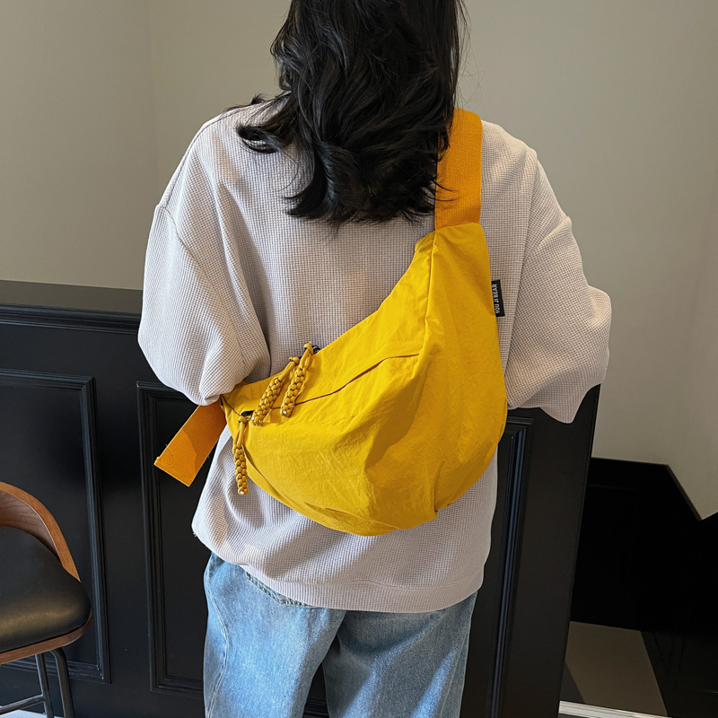 斜挎包女新款大容量饺子包轻便简约时尚通勤休闲单肩包少女布包潮