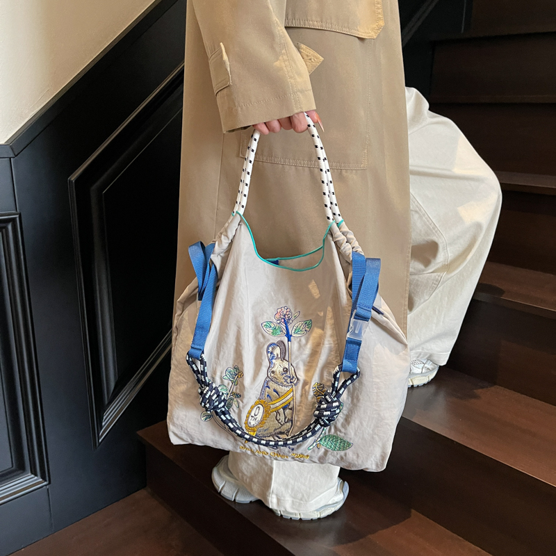 刺绣潮流女士轻便收纳布包通勤包