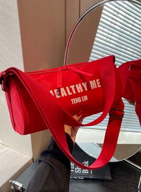 斜挎包女2023新款水桶包时尚休闲运动单肩包网红圆柱形红色包包女