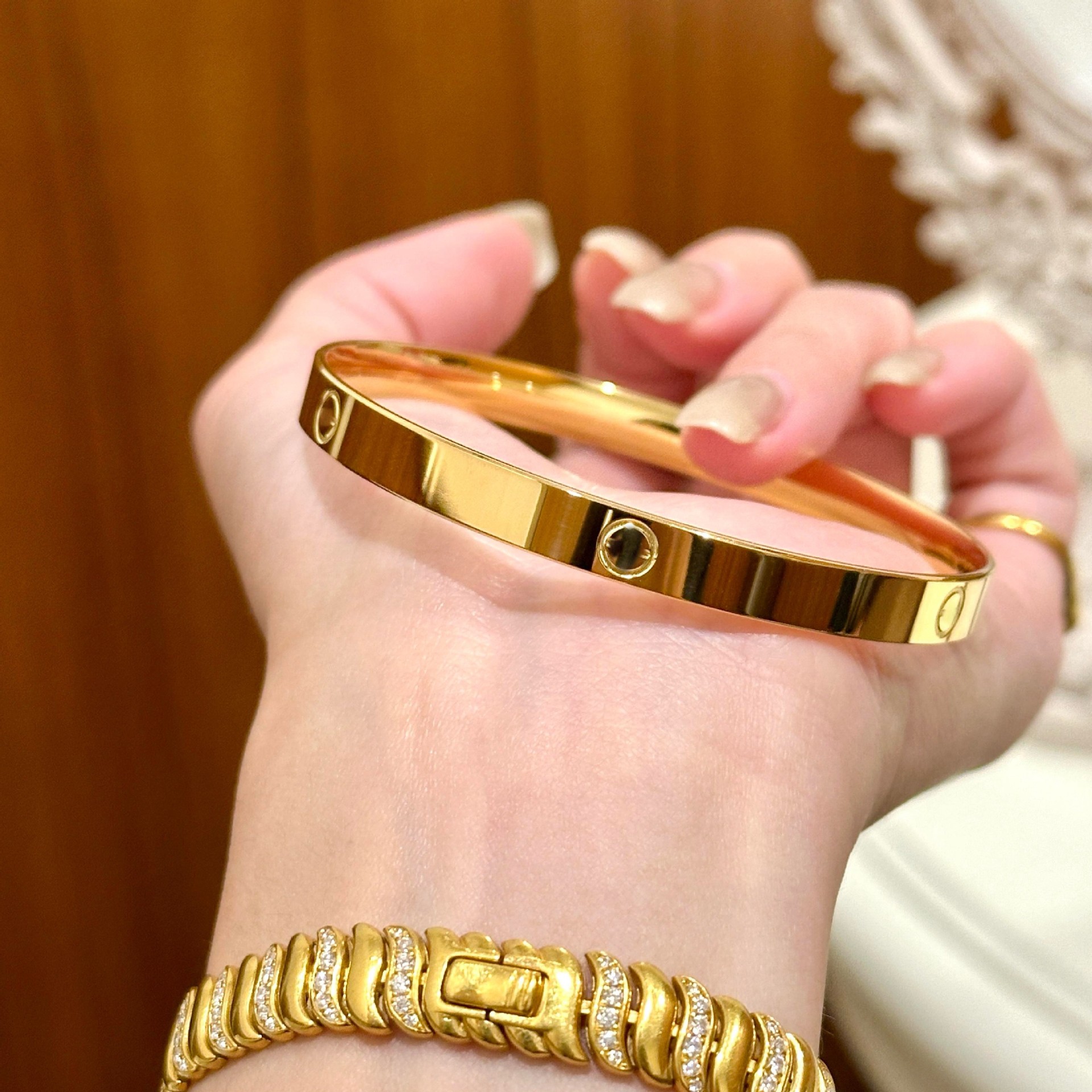 沙金饰品一字手镯女轻奢高级感手饰女款小众设计感仿真金卡扣镯子