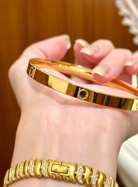 沙金饰品一字手镯女轻奢高级感手饰女款小众设计感仿真金卡扣镯子