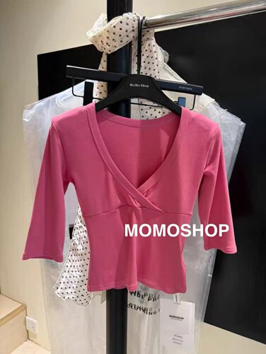 MOMO早秋款2026设计感纯欲显瘦V领中袖纯色内搭T恤百搭打底上衣女