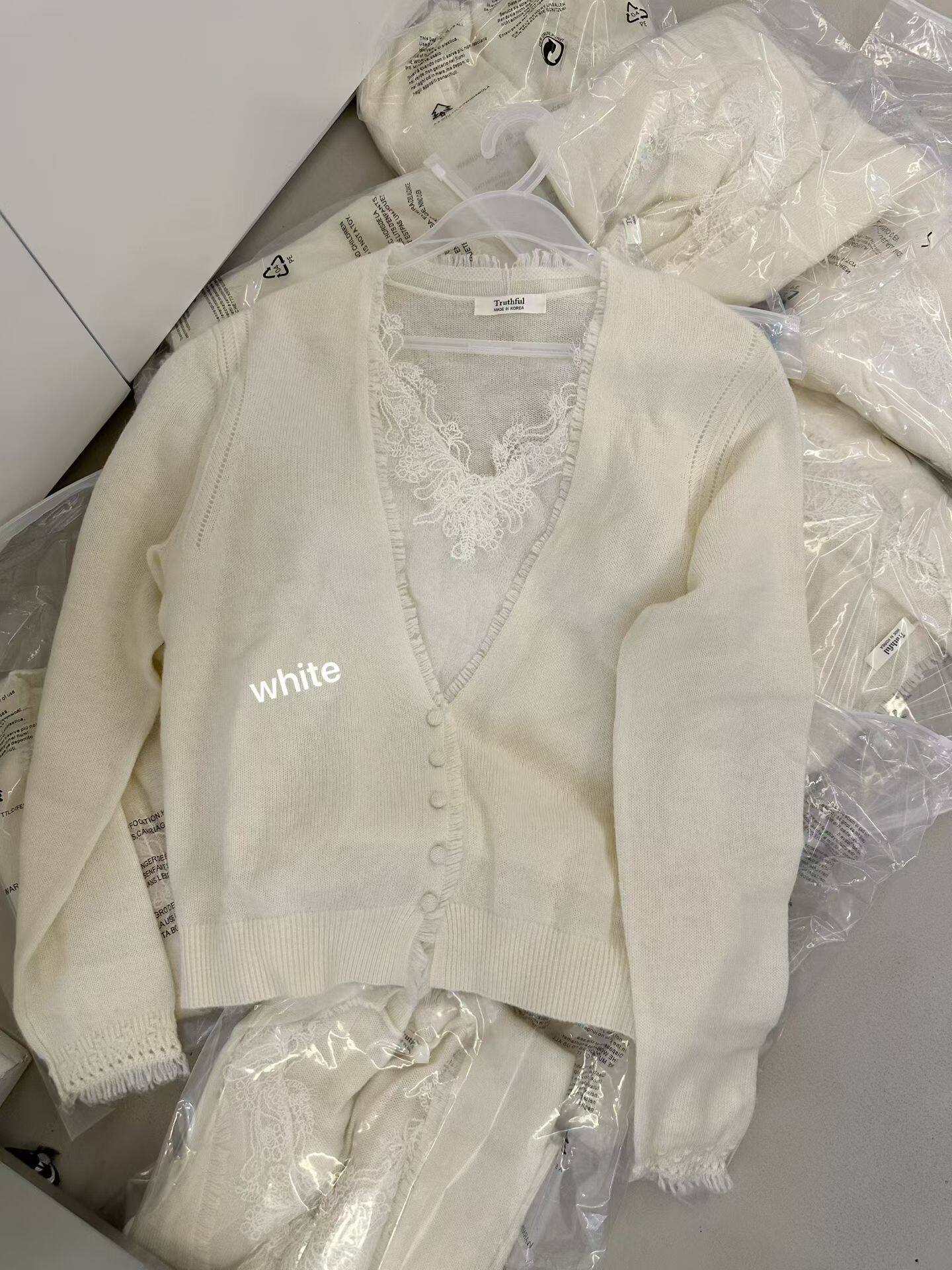 韩国东大门正品女装百搭显瘦V领蕾丝边拼接假两件长袖针织开衫ins