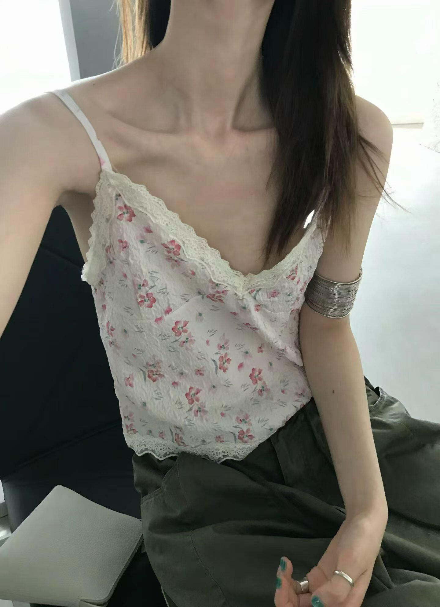 韩国东大门正品女装2026新款时尚百搭碎花蕾丝吊带背心上衣chic