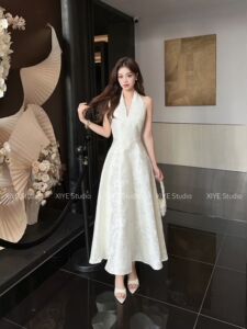 法式复古挂脖连衣裙女2026夏季新款高级感修身显瘦气质长裙